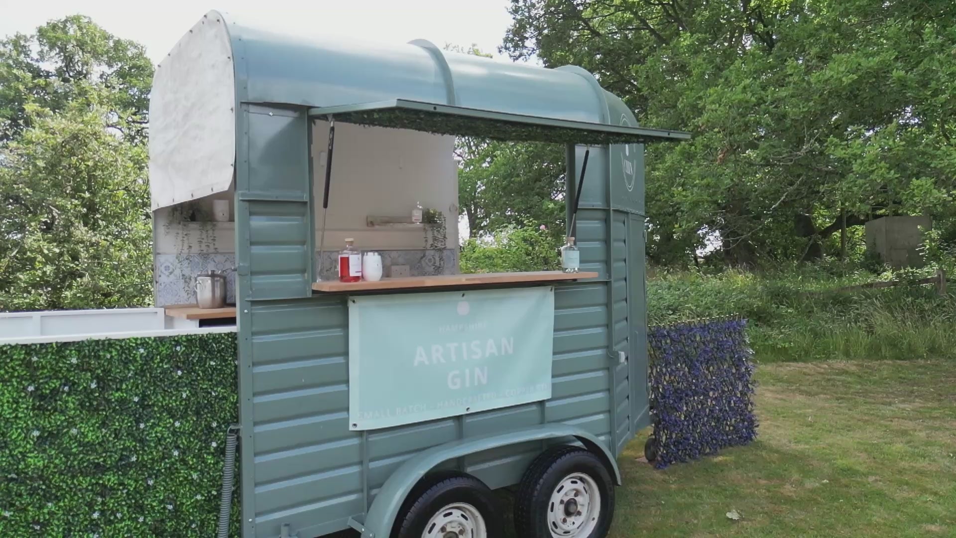 Video of Gin Chin's mobile horsebox bar